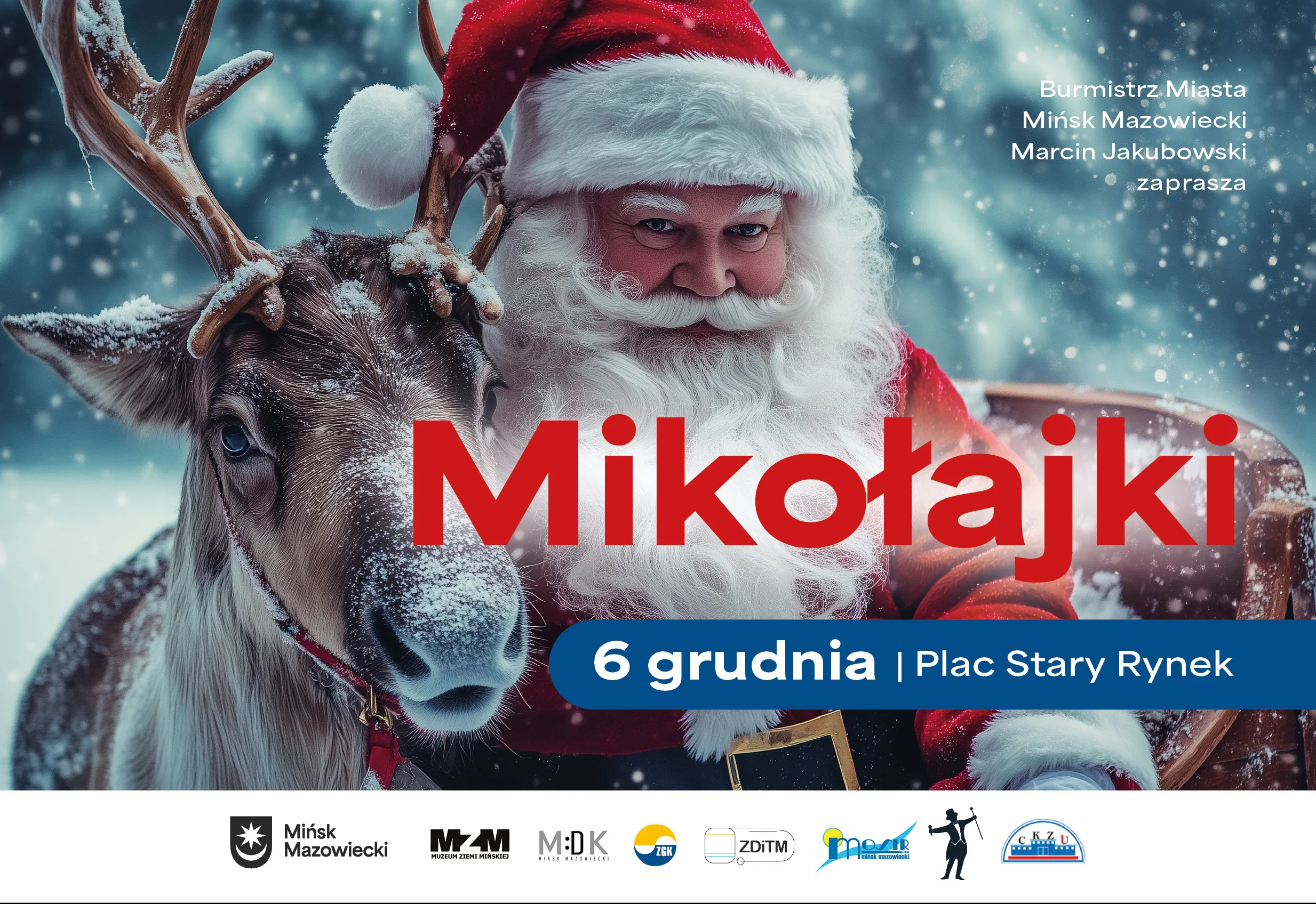 Mężczyzna przebrany za Mikołaja w czerwonym ubraniu i czapce z białym pomponem stoi obok renifera z porożem pokrytego śniegiem, na niebieskim, zimowym tle z padającym śniegiem.